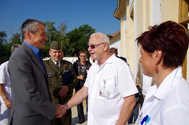 Primář  nové jednotky Pavel Pokorný vítá ministra