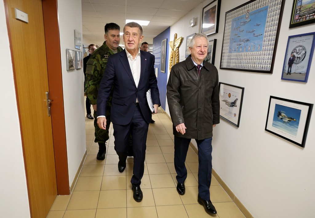 Předseda vlády Andrej Babiš společně s ministrem obrany Jaromírem Zůnou navštívili 21. základnu taktického letectva Čáslav