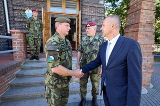 Velitel 4. brigády rychlého nasazení brig. gen. Štěpánek vítá 1. náměstka ministryně obrany Šulce