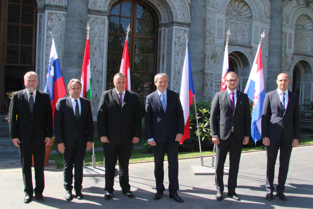 Účastníci zasedání ministrů obrany CEDC