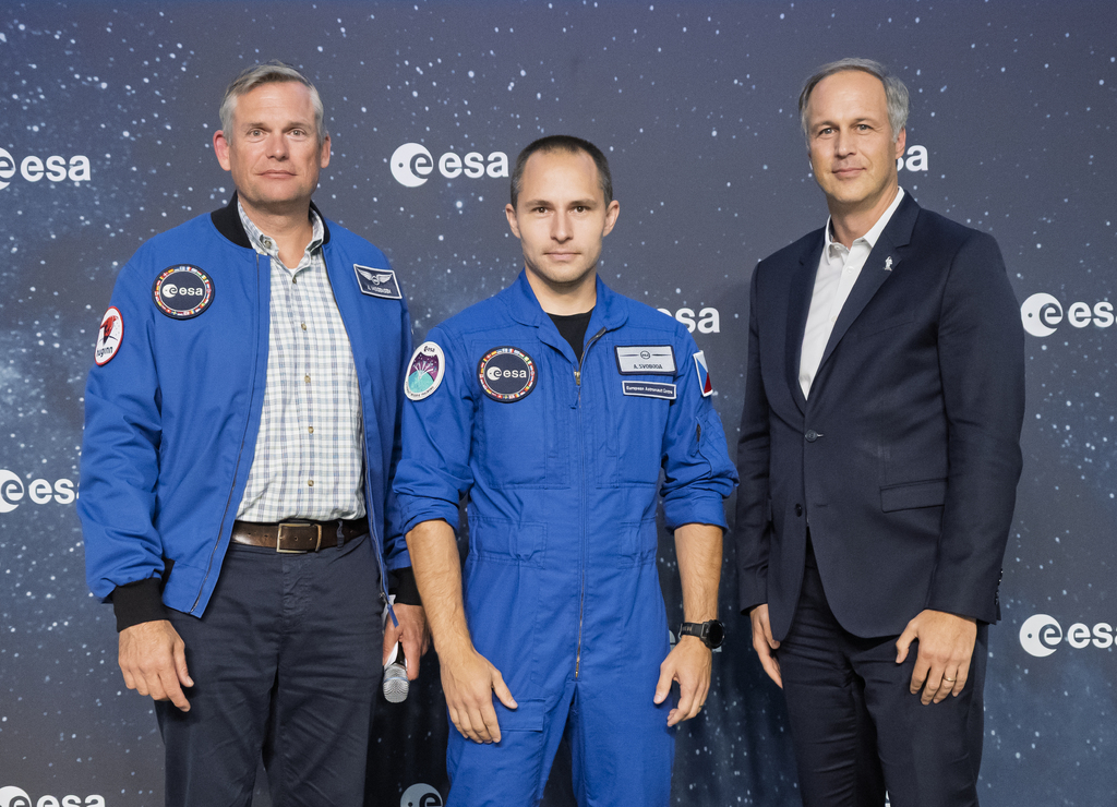 Český astronaut a bojový pilot Armády ČR Aleš Svoboda (uprostřed) vstupuje do třetí fáze výcviku v Evropském středisku astronautů