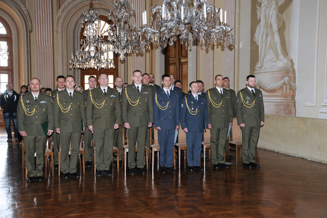 Čerství absolventi důstojnického kurzu včele s výtečníky