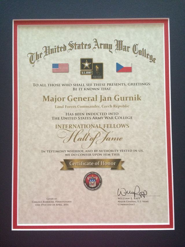 Certifikát velitele Pozemních sil AČR generálmajora Jána Gurníka.