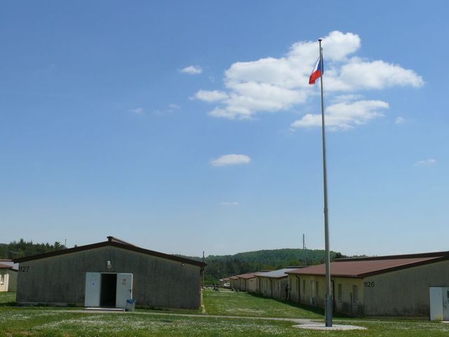 Česká vlajka nad ubytovací částí základny