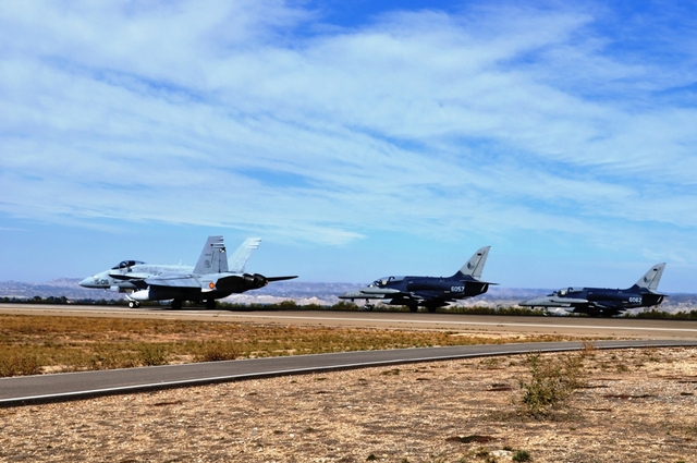 České L-159 připravené ke startu s místní F-18