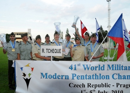 Český armádní tým s poháry a medailemi