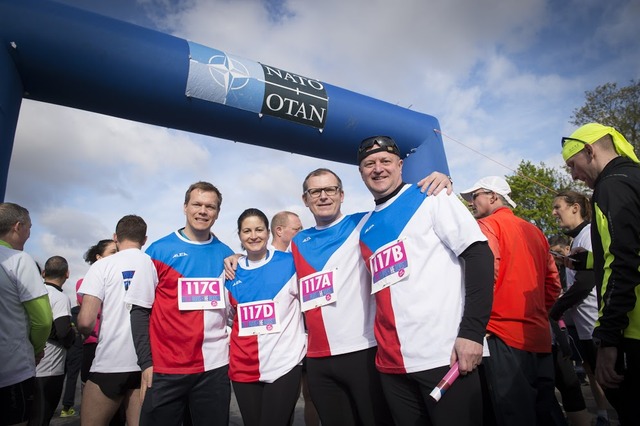 Český tým - velvyslanec Šedivý, generál Žižka, šef obranného úseku Havránek a pplk. Dvořáková