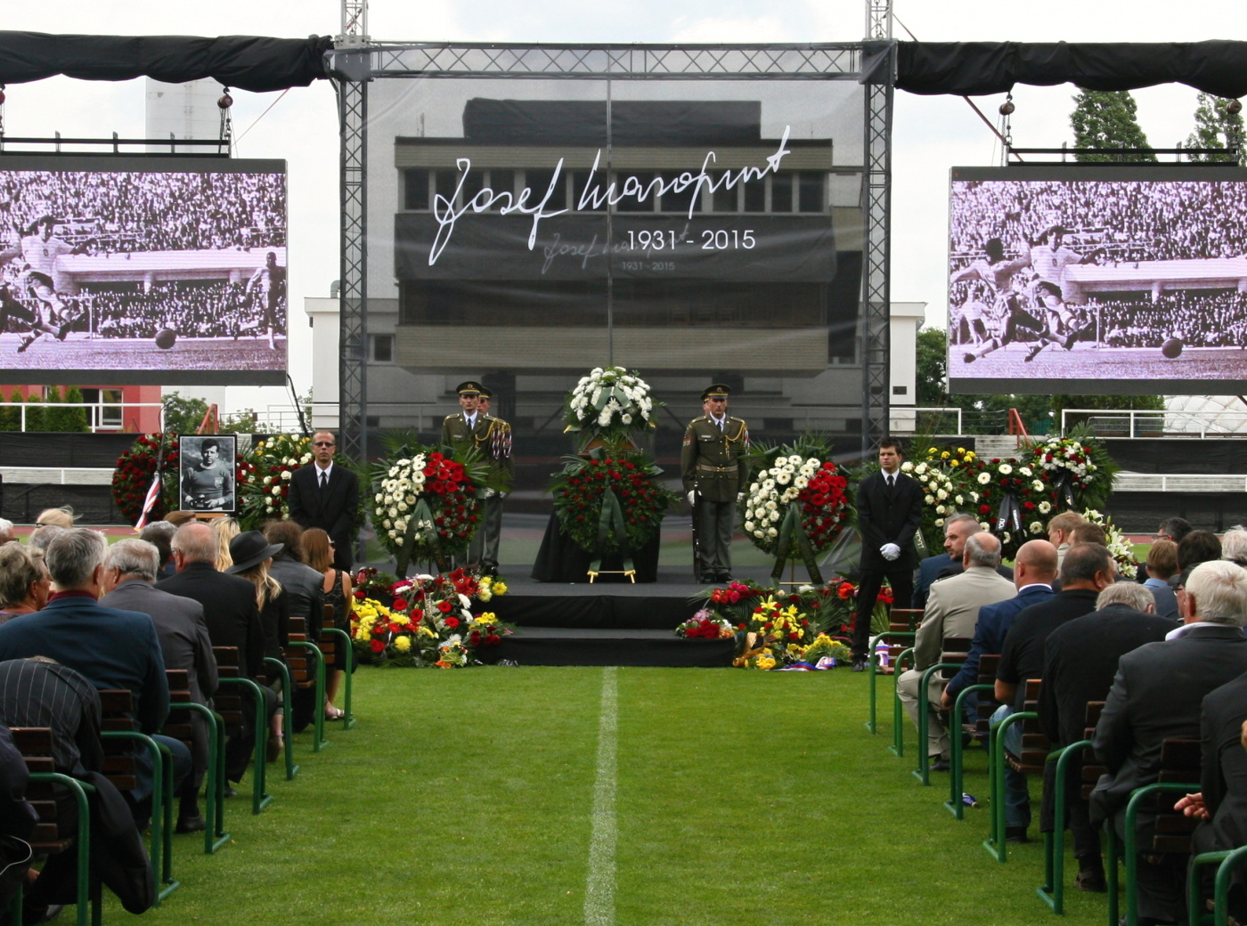 Česná stráž u rakve Josefa Masopusta