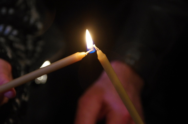 Cesta světla... zapalování svíček