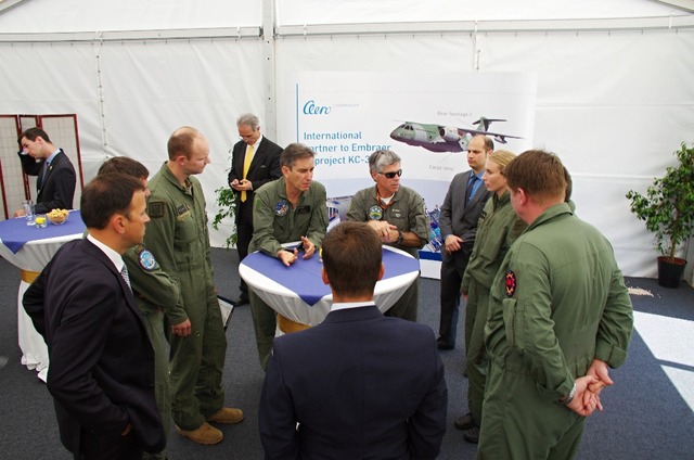 Čeští vojáci při diskuzi s pilotem společnosti Embraer