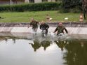 Čeští výsadkáři se vrhají do vodní překážky.