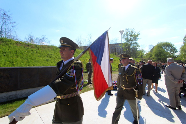 Čestná stráž přináší státní vlajku