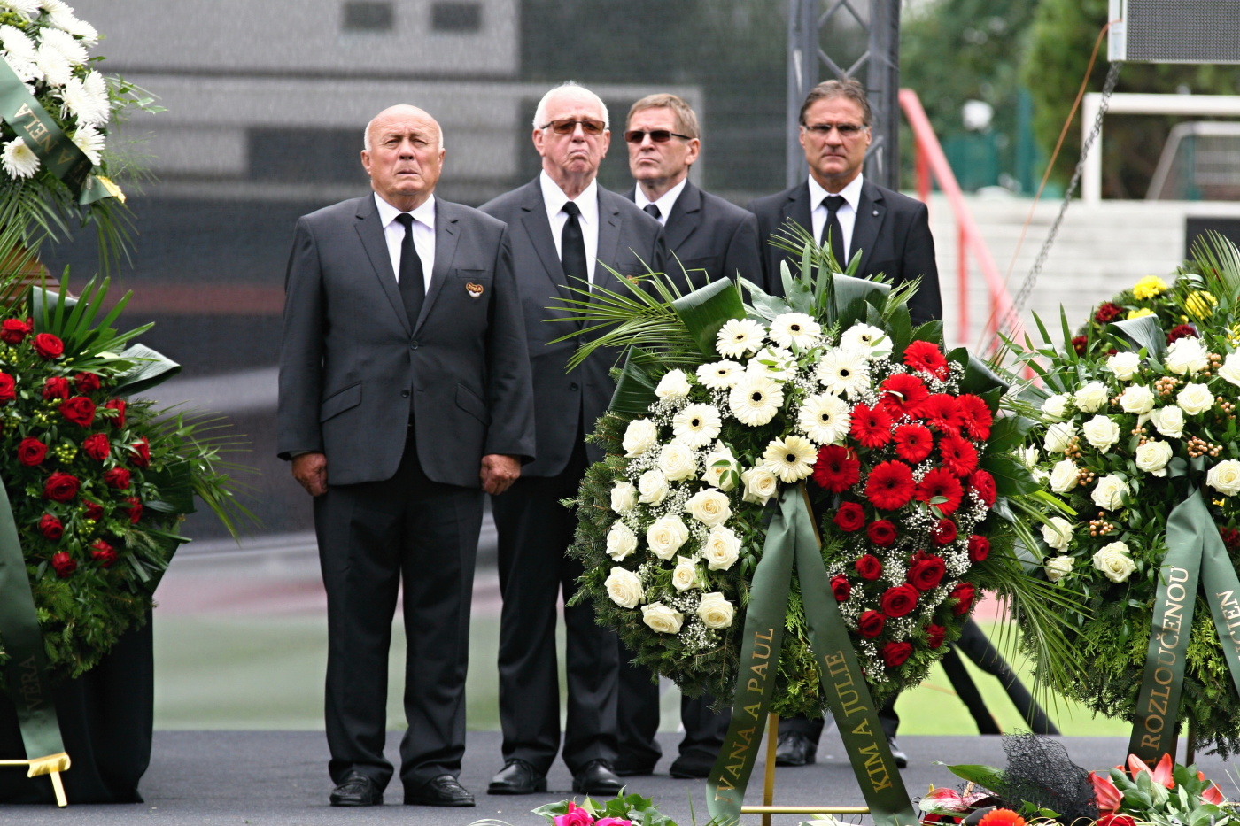 Čestná stráž tvořená z legend fotbalu