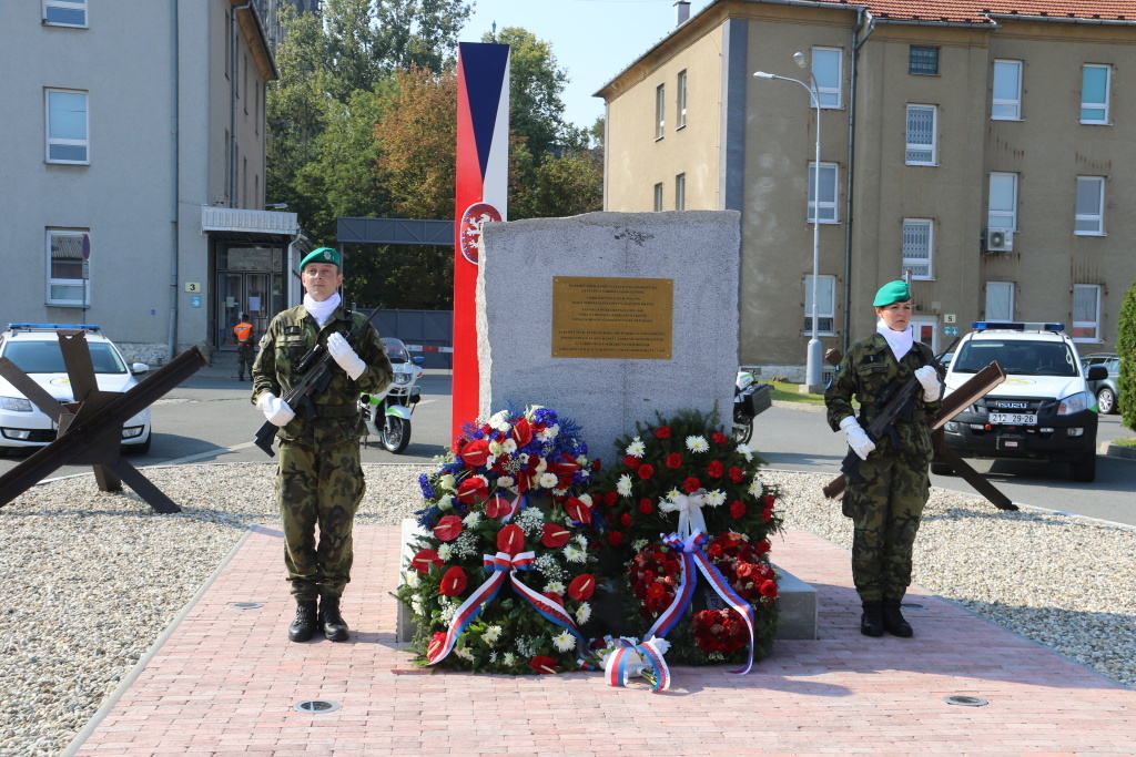 Čestná stráž u památníku a ukázka současné techniky VP