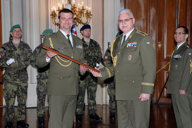 Čestný meč pro nejlepšího posluchače si odvezl do Hranic npor.Radovan Honzek