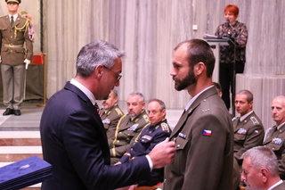 Četař Tomáš Neškodný přebírá Kříž obrany státu