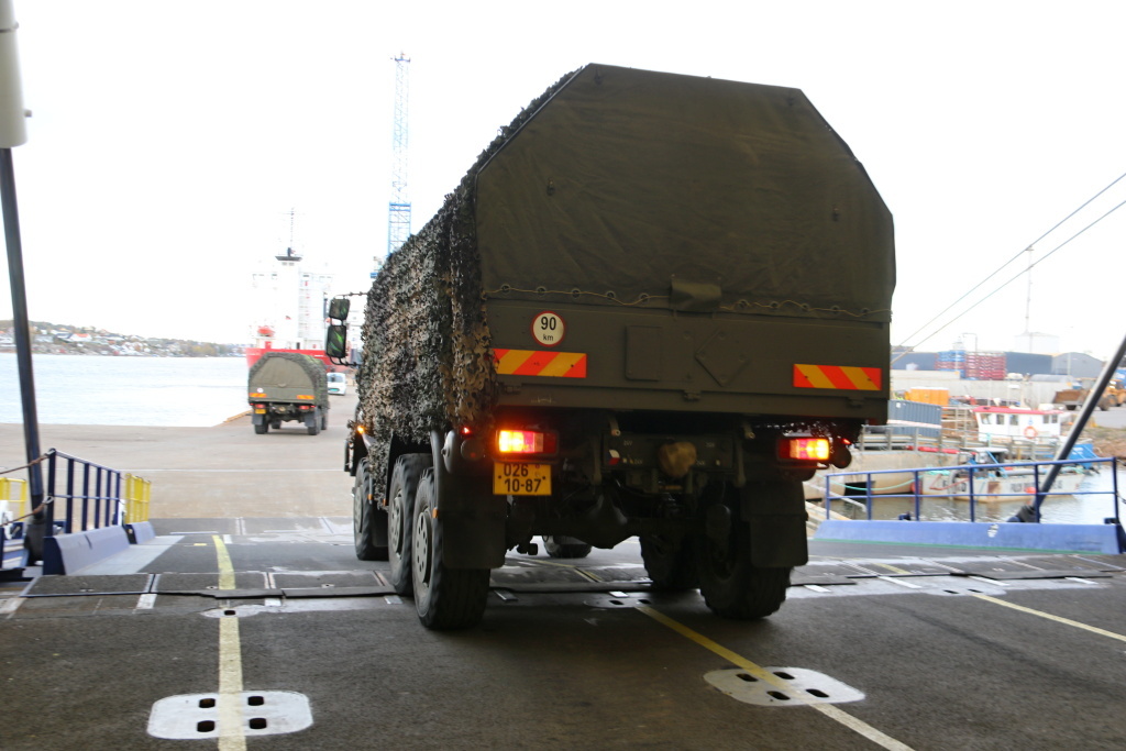 České vojenské vozy sjíždí do přístavu