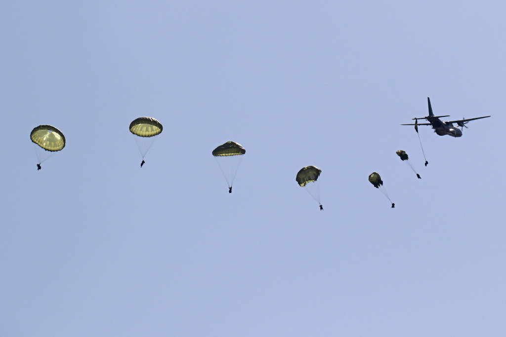 Chrudimáci vyskakující z letounu Casa