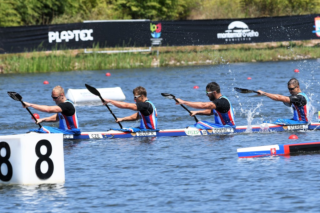 Cíl čtyřkajaku ve finále na 500 m 8. místo MS