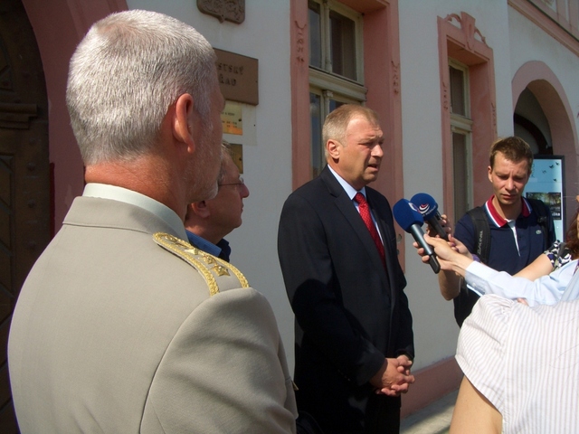 O výsledky jednání ministra obrany a náčelníka Generálního štábu se okamžitě zajímala místní média a veřejnost.