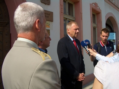 O výsledky jednání ministra obrany a náčelníka Generálního štábu se okamžitě zajímala místní média a veřejnost.