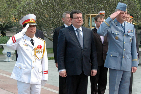 Pro vietnamskou armádu by mohli Češi modernizovat pozemní i leteckou techniku
