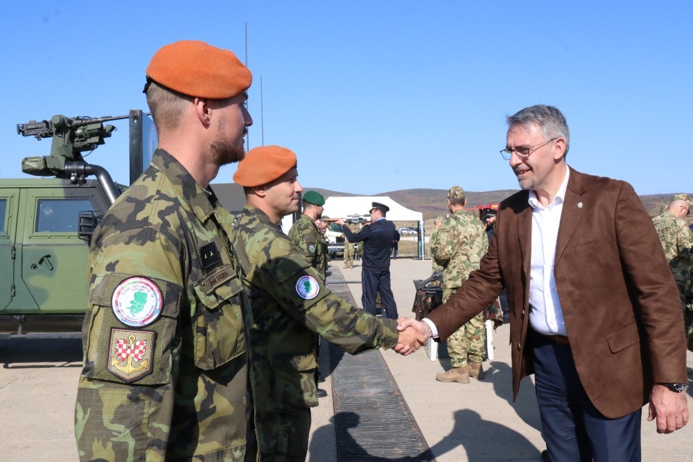Ministr obrany se zdraví s českými ženisty, kteří se účastní cvičení v Maďarsku