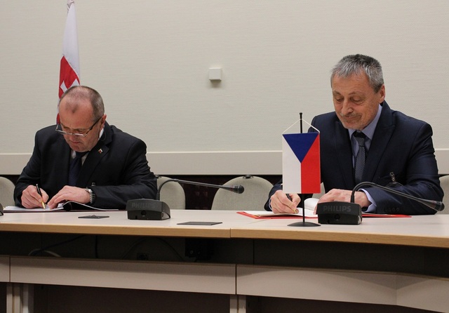 V průběhu jednání ministr Stropnický podepsal se svým protějškem Peterem Gajdošem Smlouvu mezi ČR a Slovenskem o spolupráci při vzájemné ochraně vzdušného prostoru