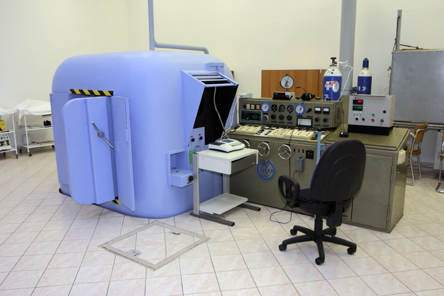 Přetlaková komora CWR 1070-RT16 s řídícím pultem