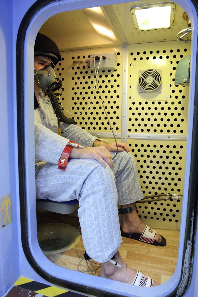 Příprava před uzavřením přetlakové komory