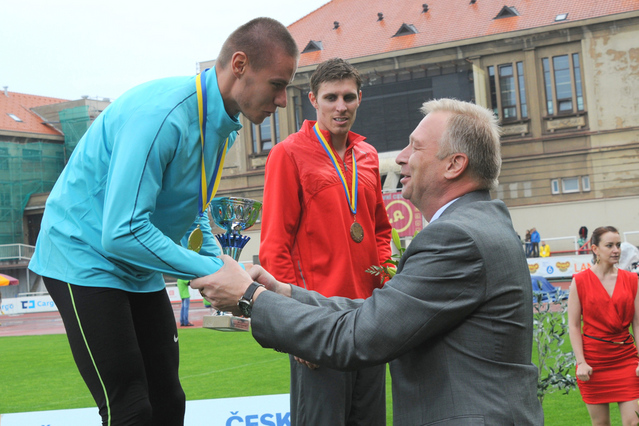 Čtvrtkaři Pavlu Maslákovi gratuloval a předal ceny ministr obrany Vlastimil Picek