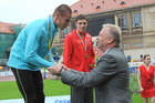 Čtvrtkaři Pavlu Maslákovi gratuloval a předal ceny ministr obrany Vlastimil Picek