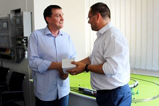Kamil Tichý předává za Vojenské zpravodajství upomínkový předmět Jaroslavu Burčíkovi, vedoucímu centra excelence ITU pro kybernetickou bezpečnost na ČVUT, který má zároveň na starost letní přípravu studentů.