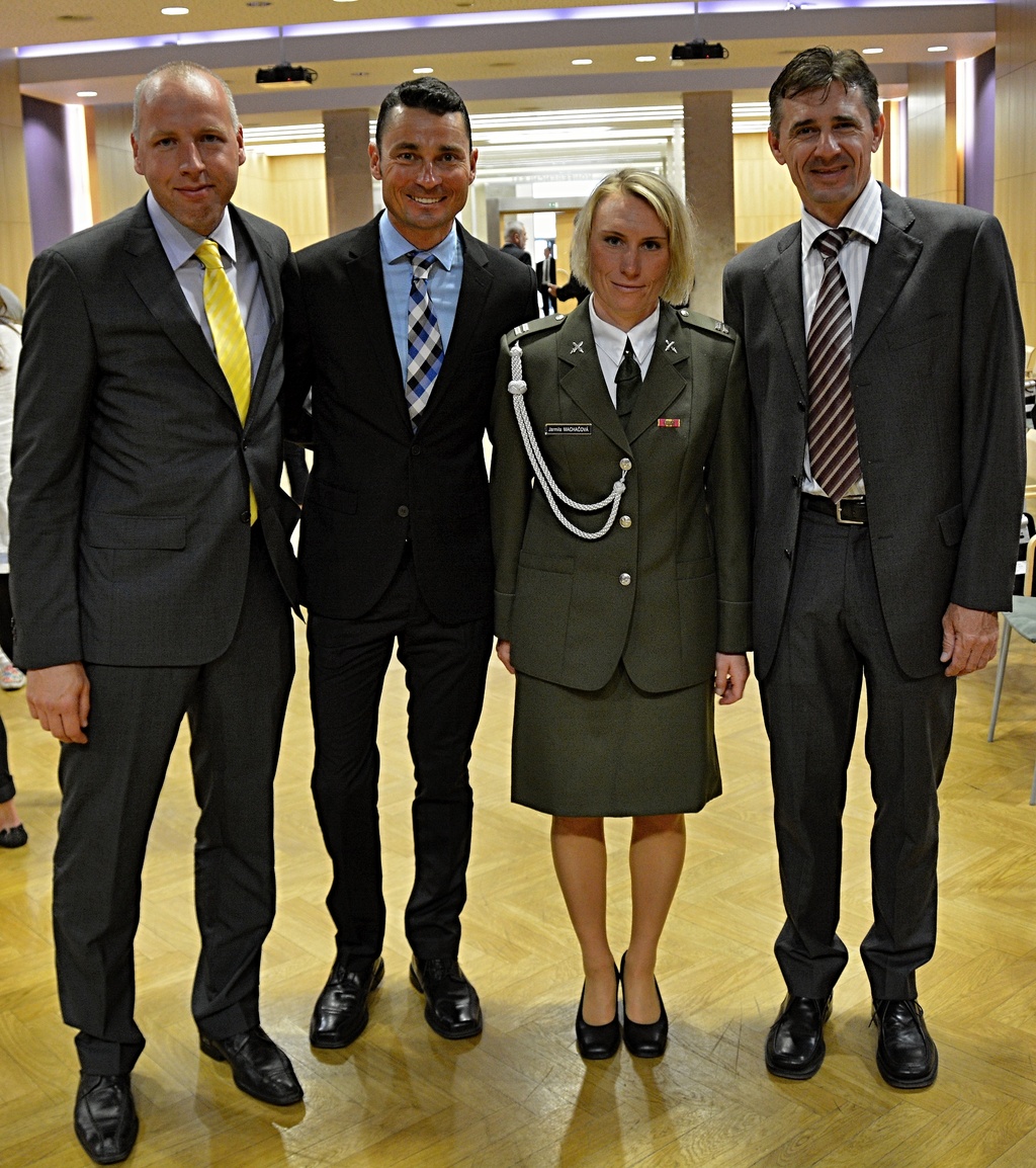 Cyklisté Dukly Praha mezi trenéry Lukášem Thunem a Milanem Kadlecem. Vlevo Jiří Ježek a vpravo Jarmila Machačová.