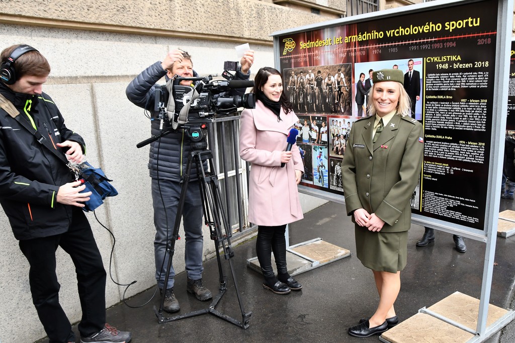 Cyklistka Jarmila Machačová před rozhovorem pro Českou televizi