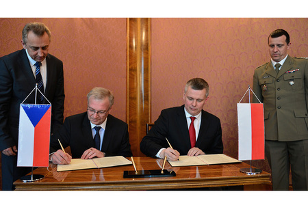 Ministr obrany jednal ve Varšavě