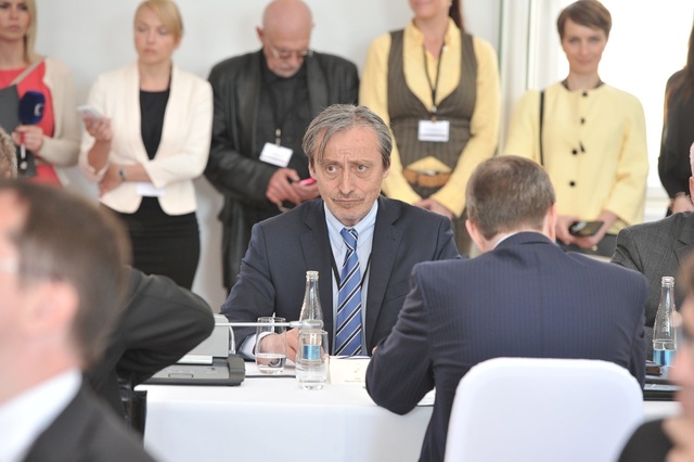 Ministr obrany na společném jednání vlád
