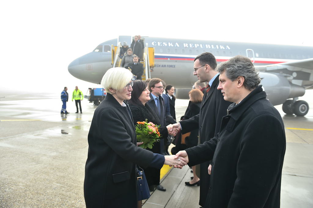 Česká ministryně obrany Karla Šlechtová se vítá se slovenskou delegací