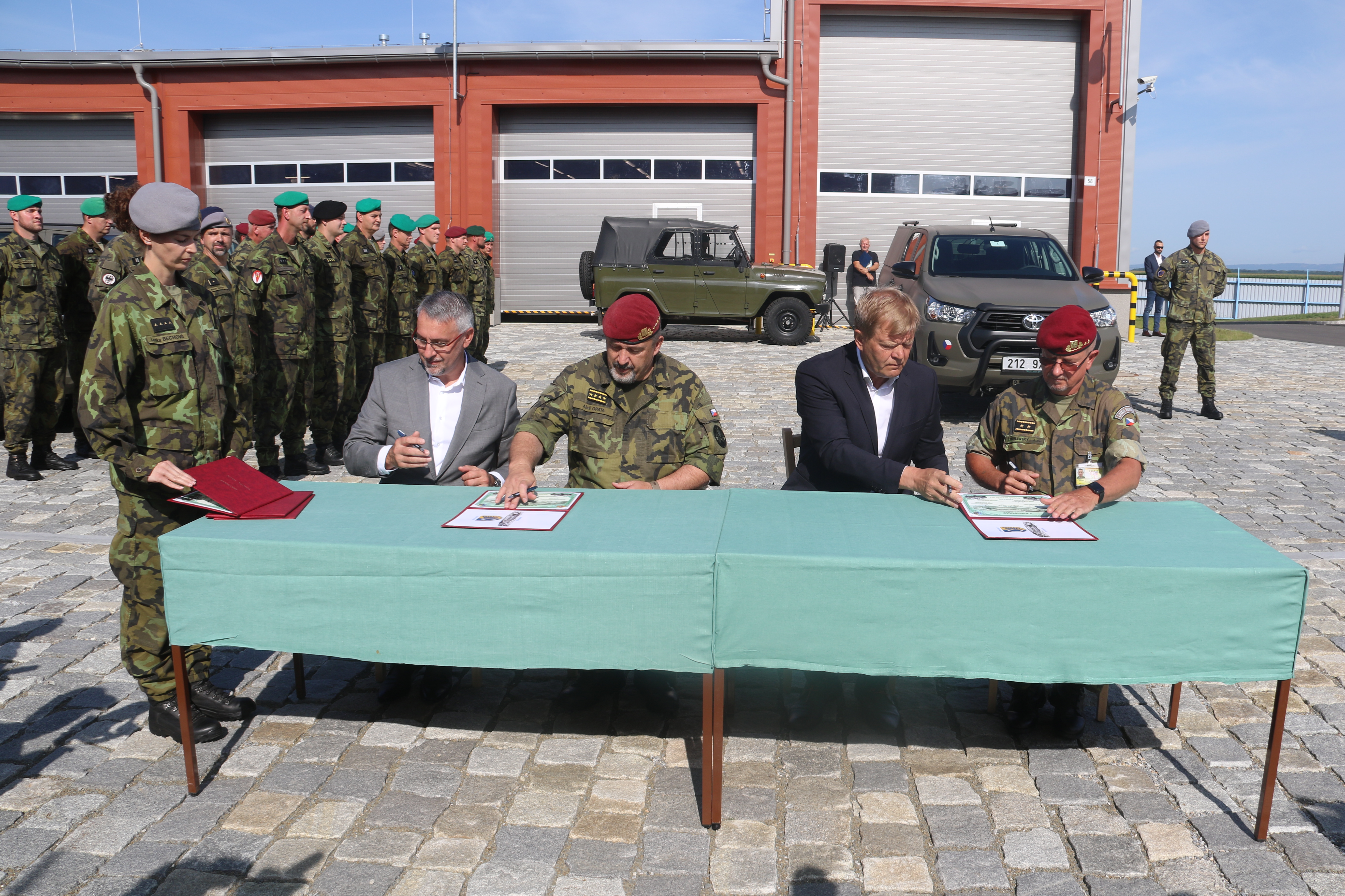 Převzetí nových vozů stvrdili na certifikátech svým podpisem ministr Metnar, armádní generál Opata, za dodavatele vozů prezident společnosti Glomex MS, s.r.o., Josef Bečvář a také generálmajor Štefan Muránský, ředitel sekce logistiky MO