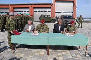 Převzetí nových vozů stvrdili na certifikátech svým podpisem ministr Metnar, armádní generál Opata, za dodavatele vozů prezident společnosti Glomex MS, s.r.o., Josef Bečvář a také generálmajor Štefan Muránský, ředitel sekce logistiky MO
