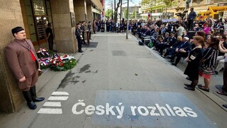 Ilustrační obrázek ke článkuPřed budovou Českého rozhlasu si politici a veřejnost připomněli výročí Květnového povstání