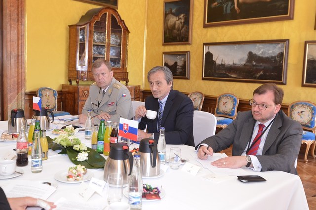 Česká delegace – zleva gen. J. Bečvář, M. Stropnický a J. Jireš, ředitel odboru obranné politiky