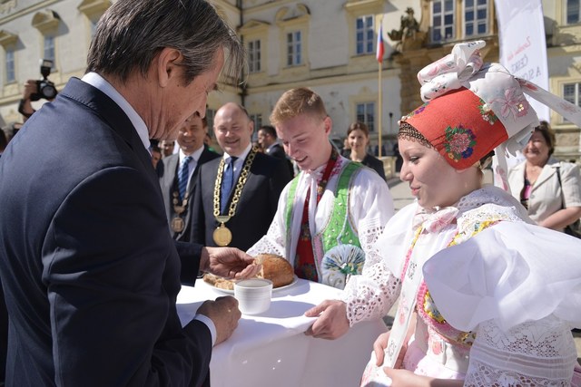 Ministry vítali ve Valticích chlebem a solí