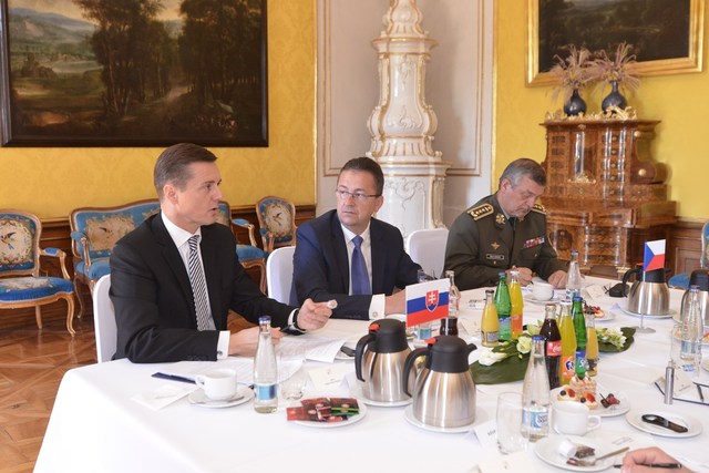 Slovenská delegace – zleva státní tajemník M. Koterec, M. Glváč a gen. M. Maxim