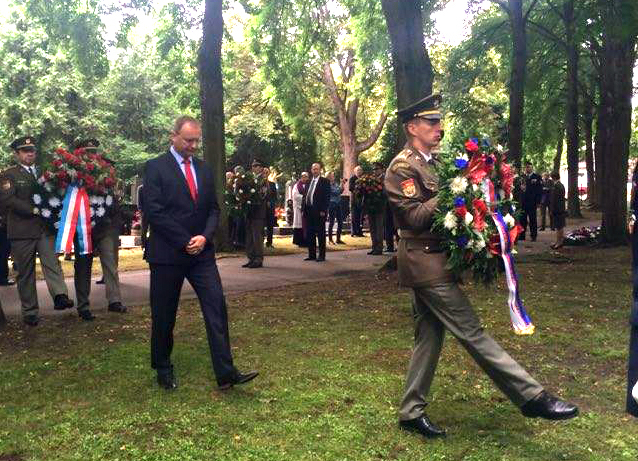 Náměstek Daniel Koštoval na čestném pohřebišti politických vězňů na hřbitově v Praze 8 – Ďáblicích 
