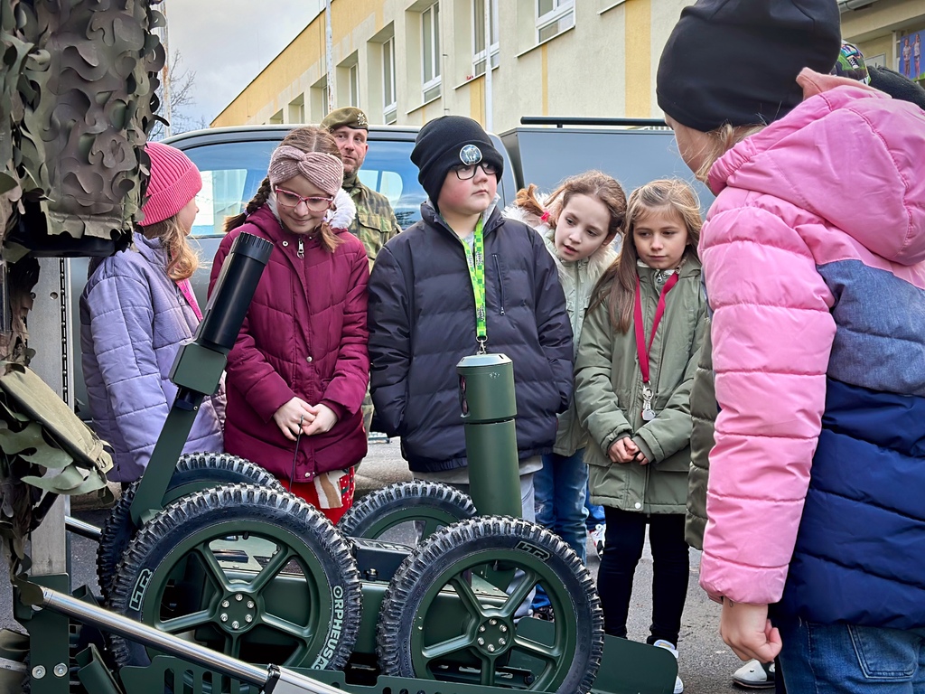 Dálkově ovládaný robot Orpheus je součástí průzkumného obrněného vozidla.