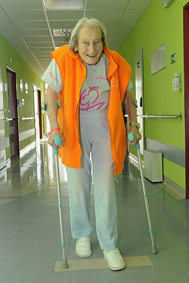 Dana Zátopková chodí o berlích lépe než před úrazem