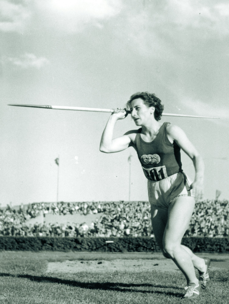 Dana Zátopková při hodu oštěpem 