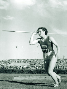 Dana Zátopková při hodu oštěpem 