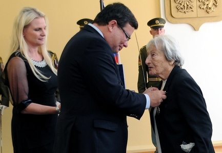 Dana Zátopková při převzetí vyznamenání Zlatá lípa